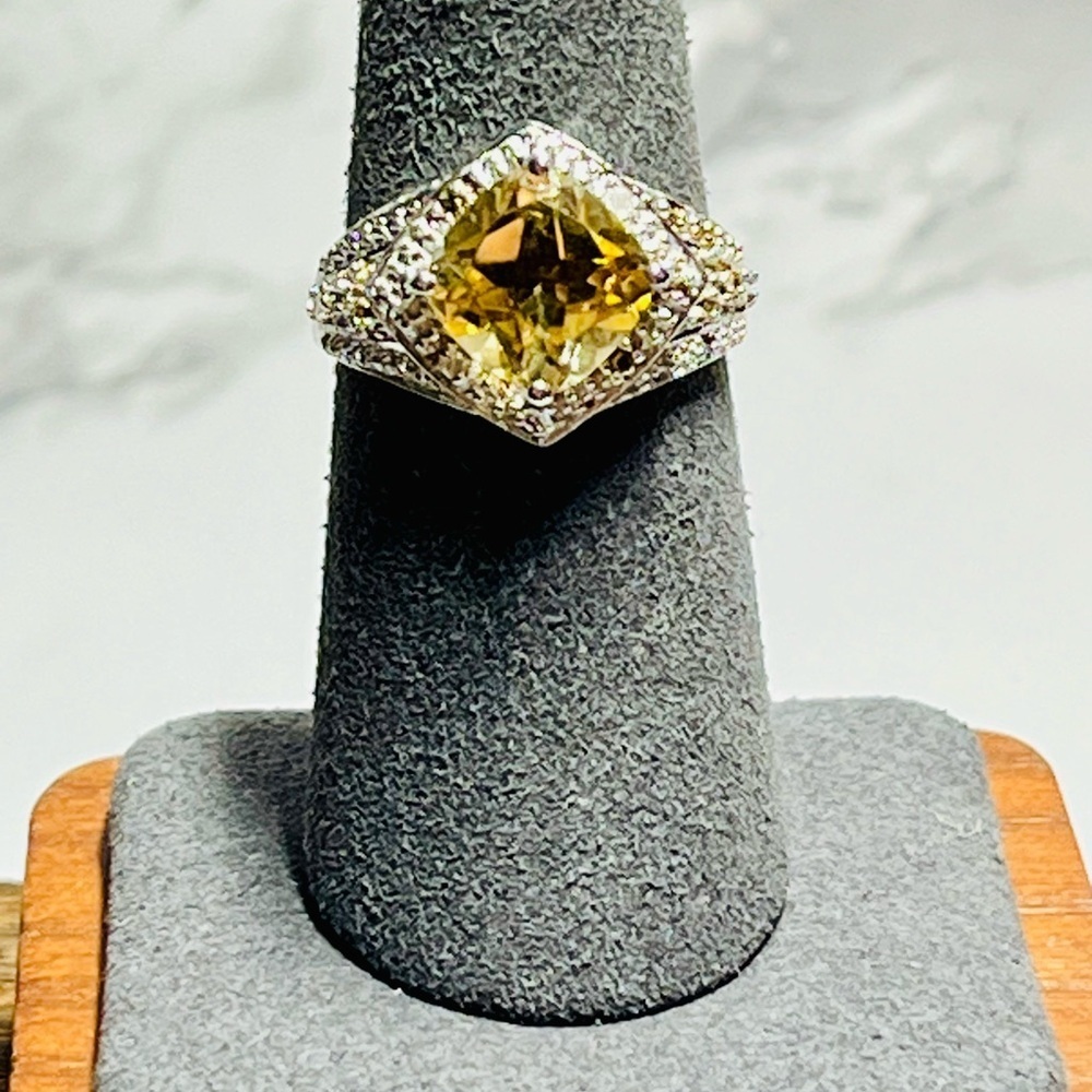 Radiant Elegance: 2.59 Carat Citrine and Diamond White Gold Ring - Picture 7 of 14